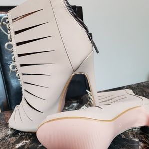 Run small size 9 better with someone in a size 8